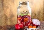 KILNER Fermentier Set / 2x 1 Liter Glas mit Gärungsdeckel / einfaches Haltbarmachen von Gemüse / Fermentieren Starter Set / Konservieren von Gemüse, wie Sauerkraut und Kimchi / Einmachglas 1l