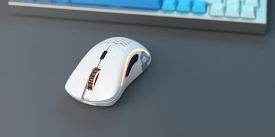 Glorious Gaming Model D Wireless Gaming Mouse – Superleichte 69 g, verzögerungsfreier 2,4-GHz-Funk, bis zu 71 Stunden Akku, RGB-Beleuchtung, BAMF-Sensor, ergonomisch, 6 Tasten – Mattweiß