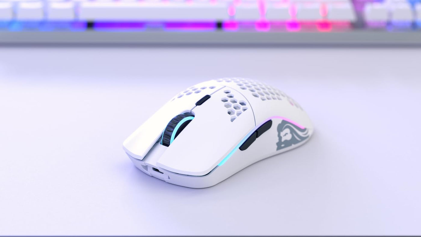 Glorious Gaming Model O Wireless Gaming Mouse – Superleichte 69 g, Wabendesign, RGB-Beleuchtung, beidhändig, verzögerungsfreier 2,4-GHz-Funk, bis zu 71 Stunden Akku – Mattweiß