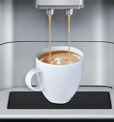 SIEMENS Kaffeevollautomat EQ.6 plus s300 TE653501DE, für viele Kaffeespezialitäten, Milch-Aufschäumdüse, Keramikmahlwerk, Doppeltassenfunktion, Antikalk, automatische Dampfreinigung, 1500 W, silber