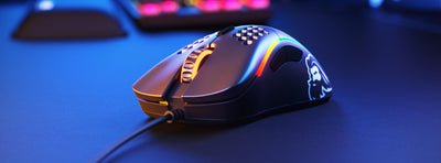 Glorious Gaming Model D Wired Gaming Mouse – superleichtes Wabendesign mit 68 g, RGB-Beleuchtung, ergonomisch, Pixart 3360 Sensor, Omron-Schaltern, PTFE-Füße, 6 Tasten – Mattschwarz