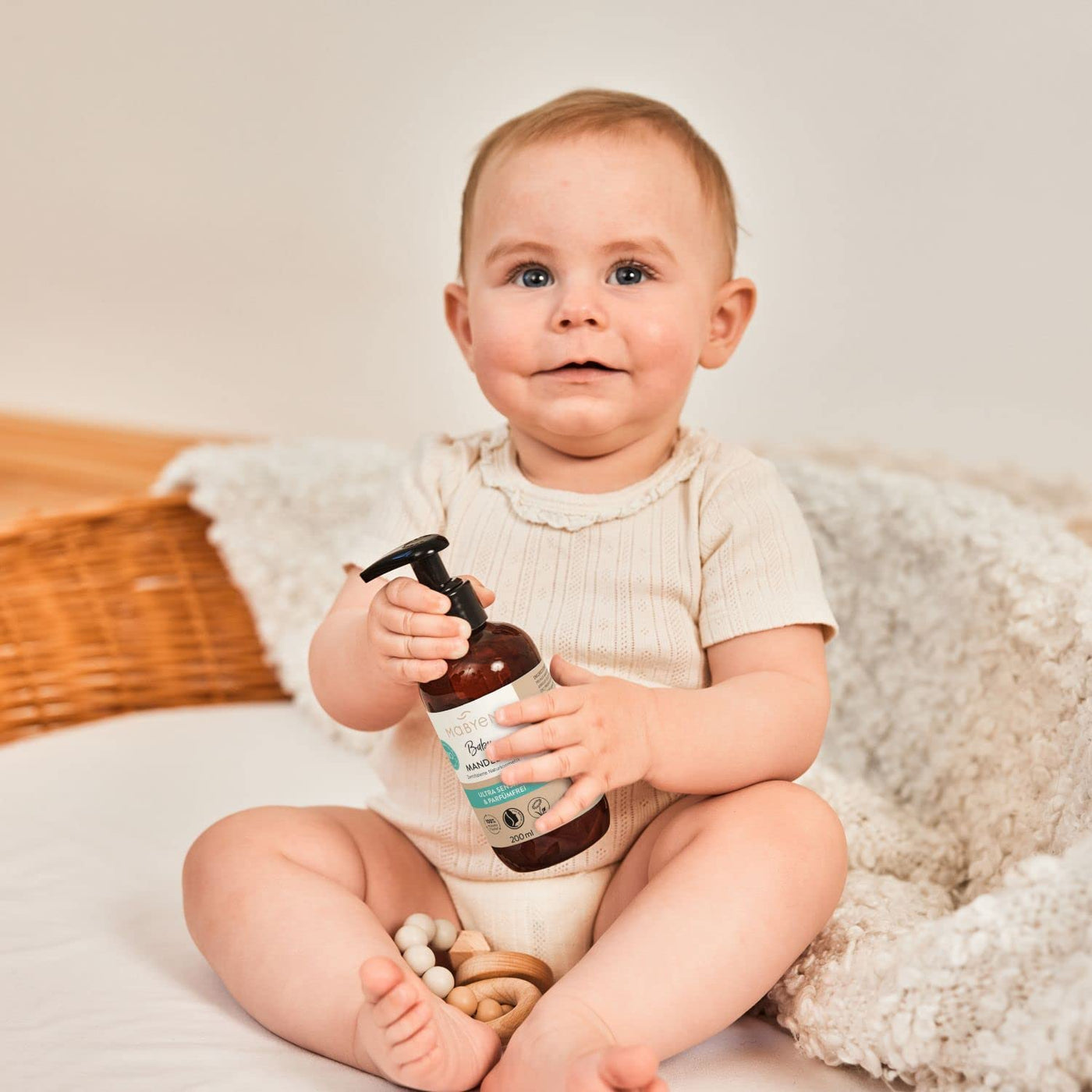 MABYEN Bio Baby Öl Mandel 200ml | Vegan, Parfümfrei, Naturkosmetik - Baby Mandelöl ideal zur Babypflege und als Baby Massageöl - in praktischer Pumpflasche - Stärkt Bindung