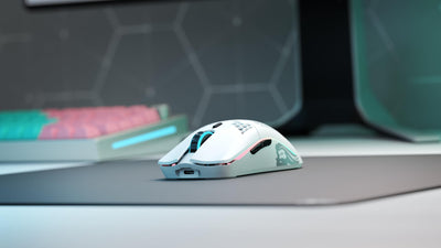 Glorious Gaming Model O Wireless Gaming Mouse – Superleichte 69 g, Wabendesign, RGB-Beleuchtung, beidhändig, verzögerungsfreier 2,4-GHz-Funk, bis zu 71 Stunden Akku – Mattweiß