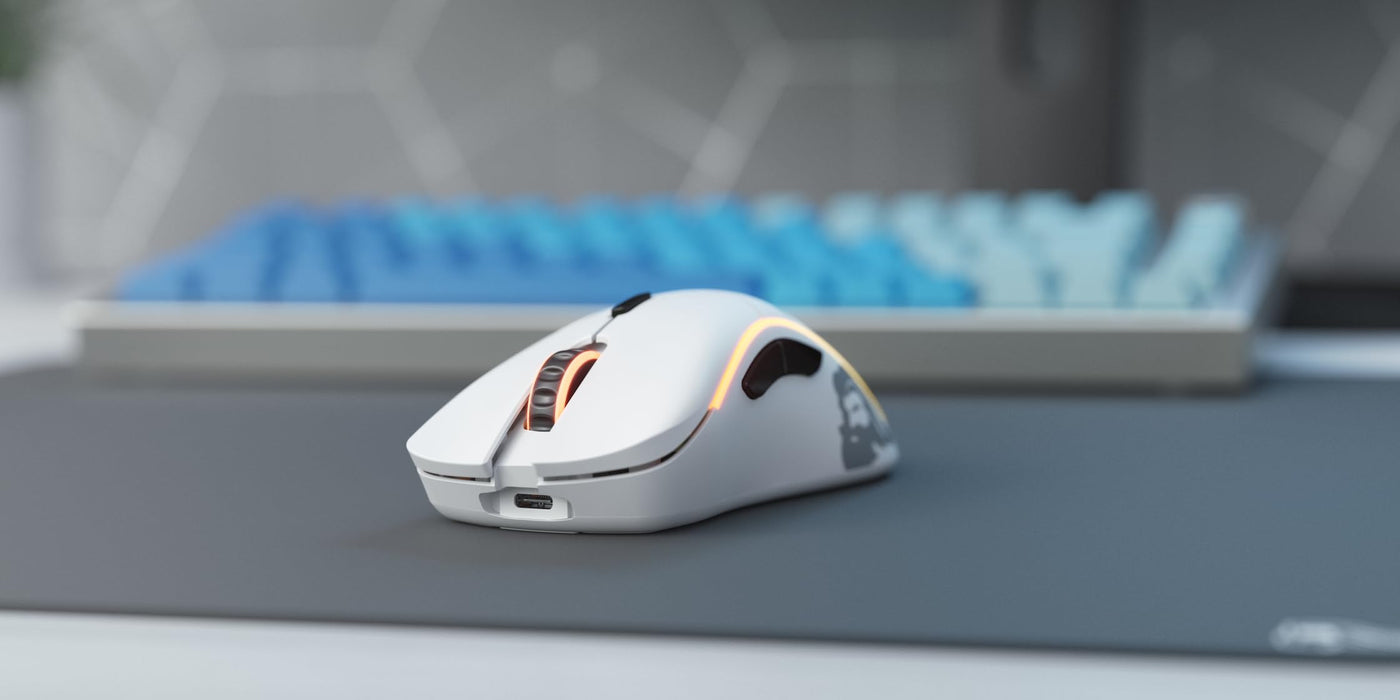 Glorious Gaming Model D Wireless Gaming Mouse – Superleichte 69 g, verzögerungsfreier 2,4-GHz-Funk, bis zu 71 Stunden Akku, RGB-Beleuchtung, BAMF-Sensor, ergonomisch, 6 Tasten – Mattweiß