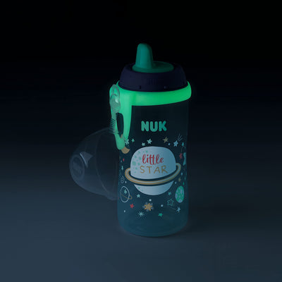 NUK Kiddy Cup Night Trinklernflasche | Schnabeltasse mit Leuchteffekt | 12+ Monate | Auslaufsicher mit harter Trinktülle | Clip und Schutzkappe | BPA-frei | 300 ml | Planeten (blau), 10255678