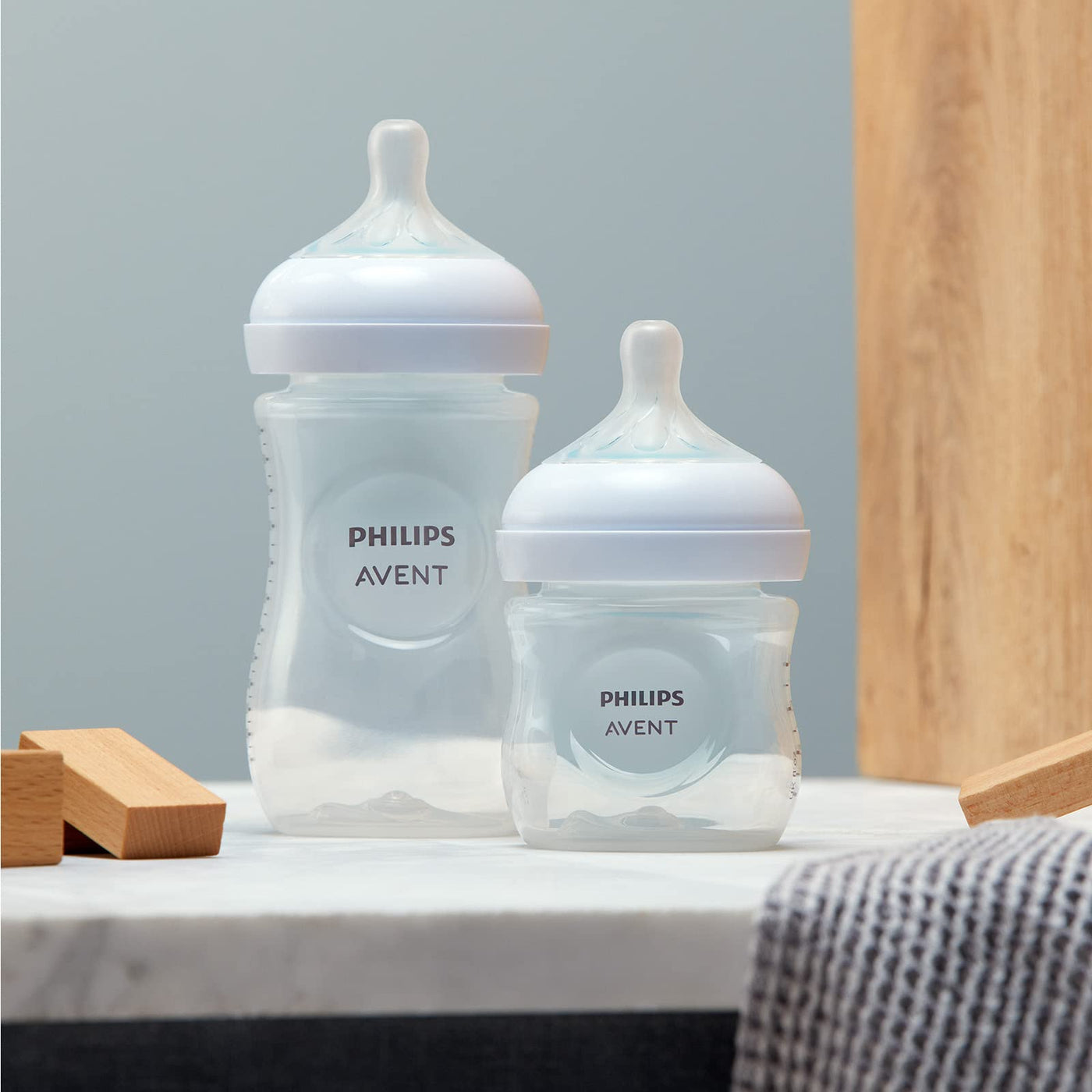 Philips Avent Babyflaschen Natural Response, Geschenkset für Neugeborene – 4 Babyflaschen, ultra soft Schnuller und Flaschenbürste, Babys von 0–12 Monaten und älter (Modell SCD838/11)