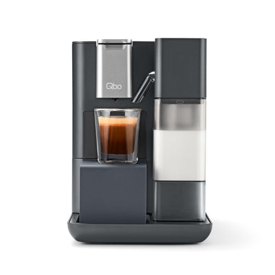 Tchibo Qbo MILK MASTER Premium Kapselmaschine inkl. 24 recyclebare Qbo Kapseln für Cappuccino, Espresso, Caffè Crema, Milchschaum auf Knopfdruck mit abnehmbarem Milchtank 300ml, Gently Grey