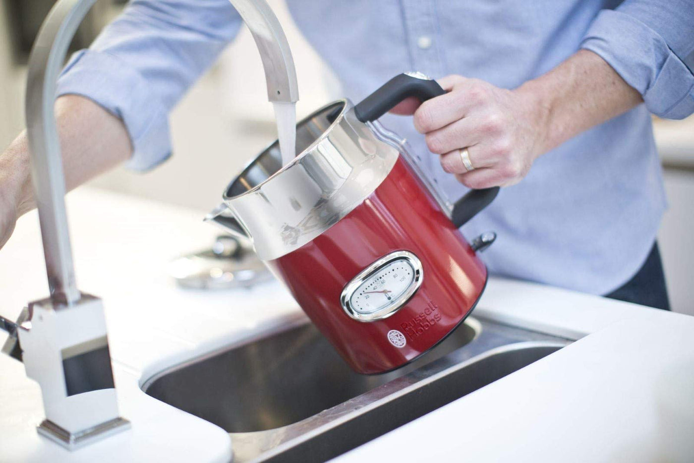 Russell Hobbs Wasserkocher [1,7l, 2400W] Retro Rot & polierter Edelstahl (Schnellkochfunktion, Wassertemperaturanzeige im Retrodesign, außenliegende Wasserstandsanzeige) Vintage Teekocher 21670-70