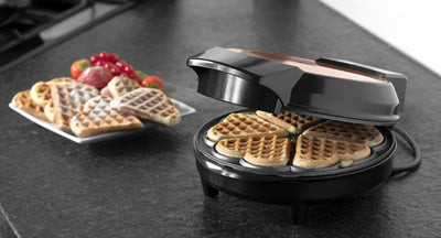 Bestron Waffeleisen für klassische Herzwaffeln, Waffelautomat mit Antihaftbeschichtung für Waffeln in Herzform, 700 Watt, Farbe: Kupfer