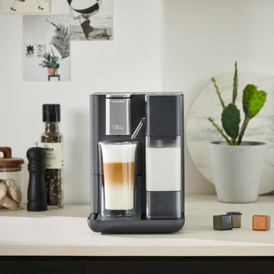 Tchibo Qbo MILK MASTER Premium Kapselmaschine inkl. 24 recyclebare Qbo Kapseln für Cappuccino, Espresso, Caffè Crema, Milchschaum auf Knopfdruck mit abnehmbarem Milchtank 300ml, Gently Grey