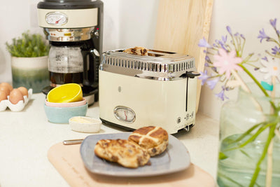 Russell Hobbs Toaster [für 2 Scheiben] Retro Edelstahl Creme (Countdown-Anzeige im Retrodesign, inkl. Brötchenaufsatz, 6 Bräunungsstufen + Auftau- & Aufwärmfunktion, 1300W) Vintage 21682-56