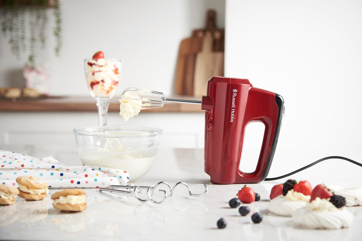 Russell Hobbs Handmixer [Handrührgerät] Desire Rot (5 Geschwindigkeitsstufen+Turbofunktion, 2 spülmaschinengeeignete Rührbesen & Knethaken, Auswurftaste, aufrechte Parkposition) Handrührer 24670-56