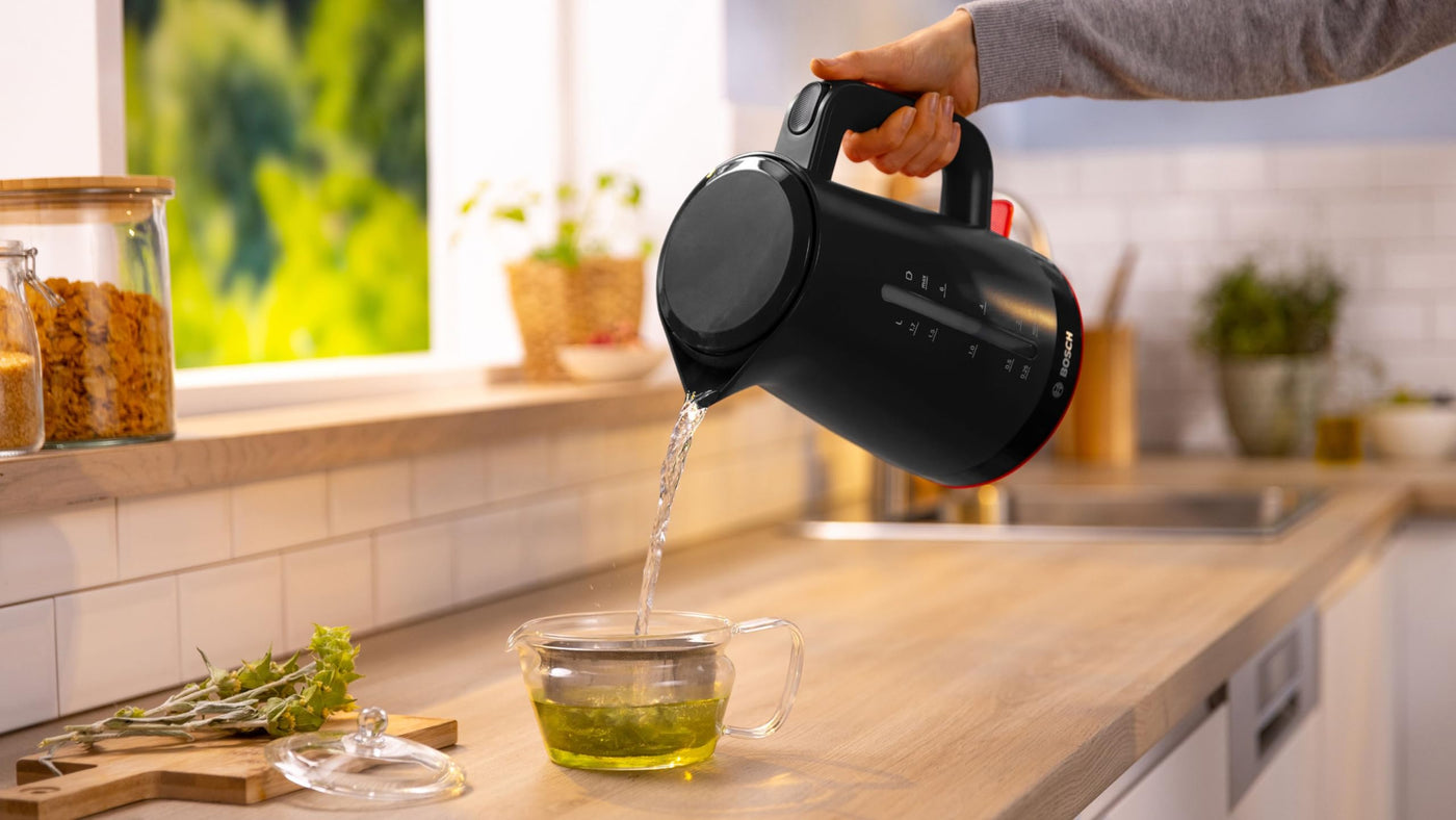 Bosch kabelloser Wasserkocher MyMoment TWK3M123, Abschaltautomatik, Überhitzungsschutz, Tassenanzeige, beidseitige Wasserstandsanzeige, entnehmbarer Kalkfilter, 1,7 L, 2400 W, Schwarz matt