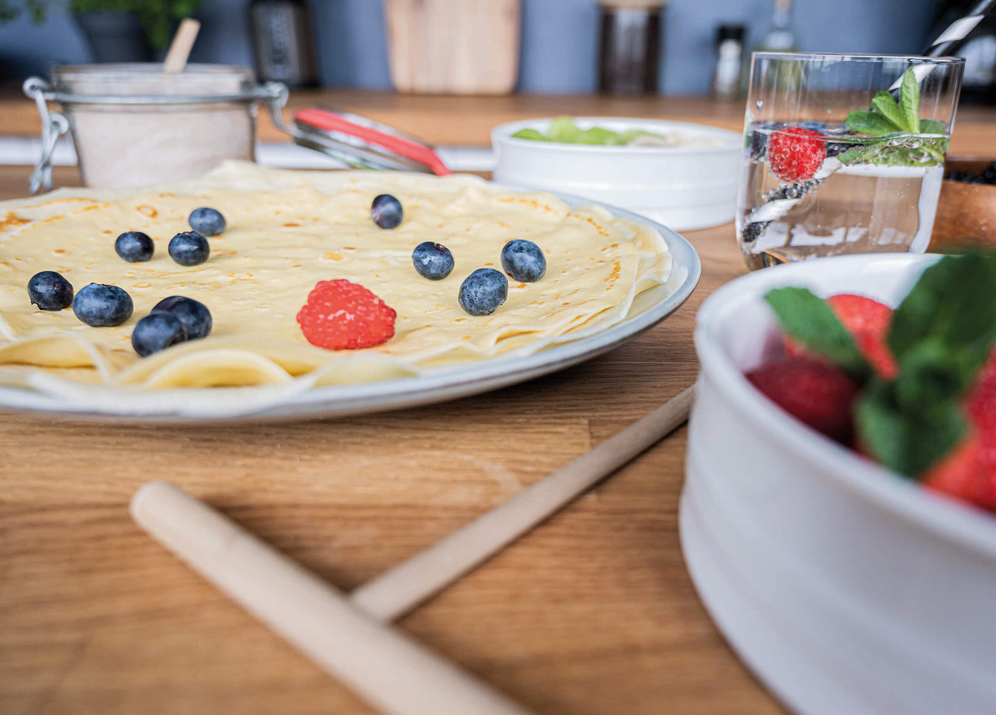 Crêpière Cloer 6630, pour crêpes sucrées ou salées de 30 cm de diamètre, 1200 W, revêtement antiadhésif, avec étaleur de pâte en bois et spatule, noir