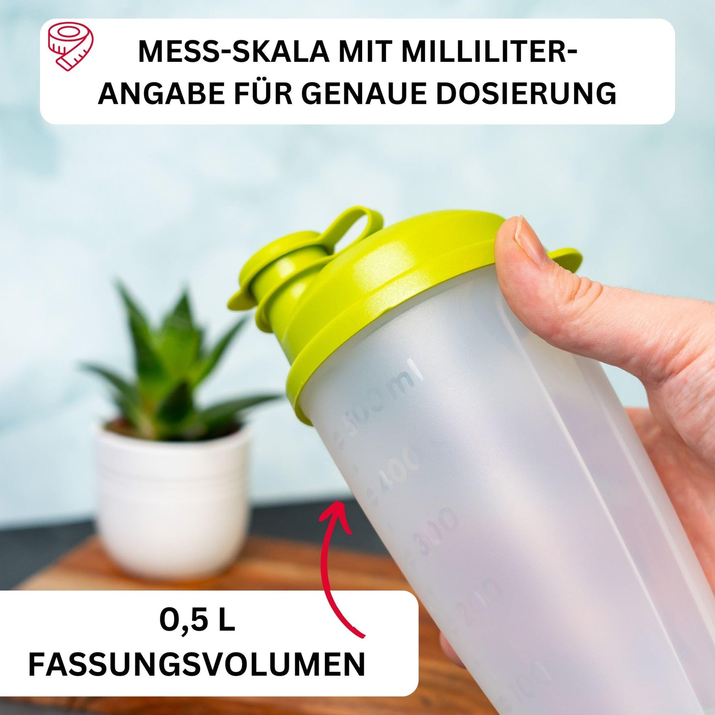 Westmark Mix- und Schüttelbecher/Dressingshaker mit Messskala, herausnehmbarer Mixscheibe und verschließbarem Ausgießer, Fassungsvermögen: 0,5l, Kunststoff, BPA-frei, Farbe: Transluzent/Grün, 2435227A