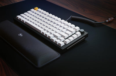 Glorious Gaming GMMK PRO 75% – Modulares mechanisches Gaming-Keyboard, TKL, Grundgerüst 1,5 kg, voll anpassbar, Spiralkabel, Handgelenkablage, PBT-Tastenkappen, Deutsch QWERTZ Layout - Schwarz