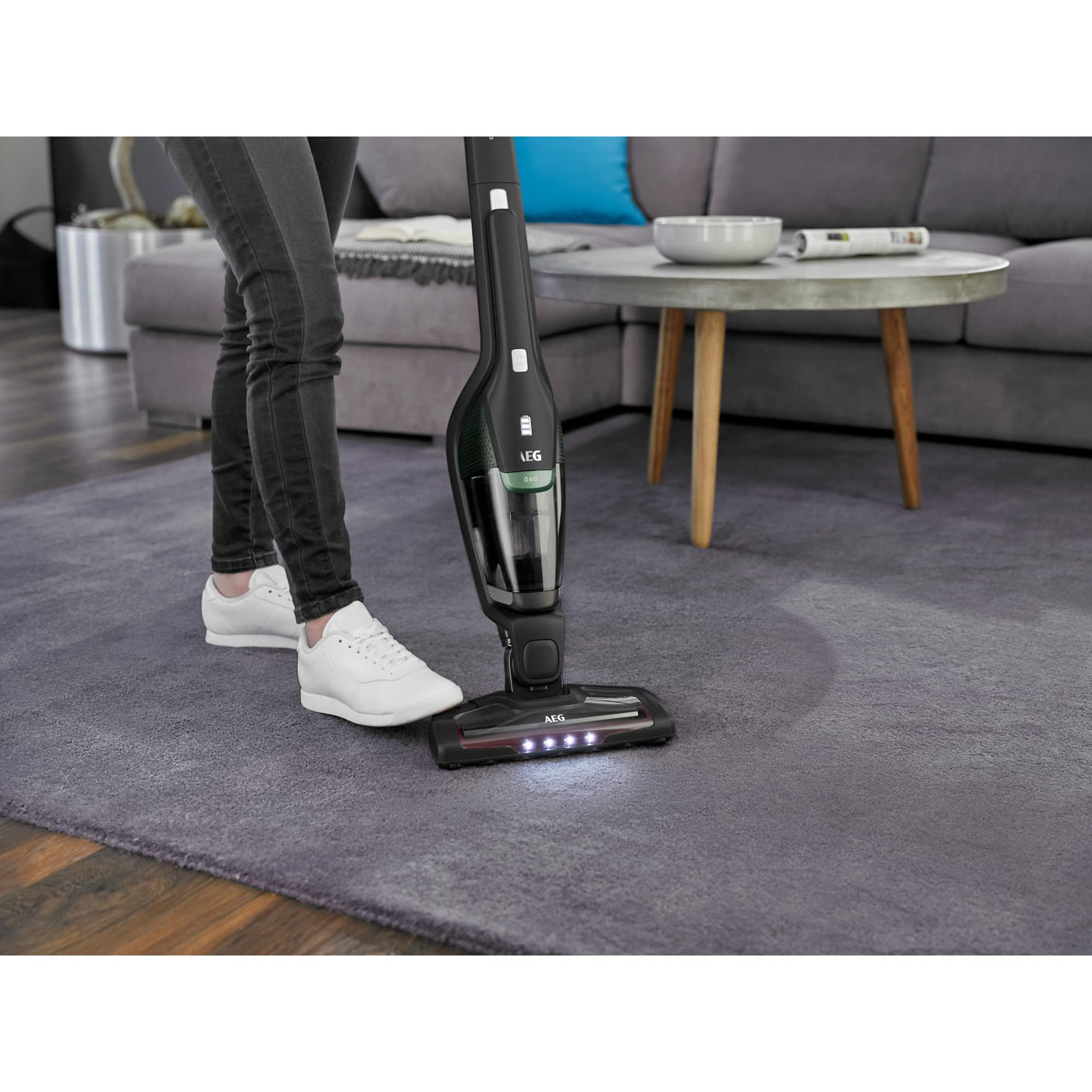AEG Ergorapido CX7-2-45MÖ 2in1 Akku Staubsauger/50% Recyclingmaterial/beutellos/bis zu 45 min Laufzeit/freistehend/180° Drehgelenk /Bürstenreinigungsfunktion/LED-Lichter/18.5W/ 0.5L/schwarz,grün