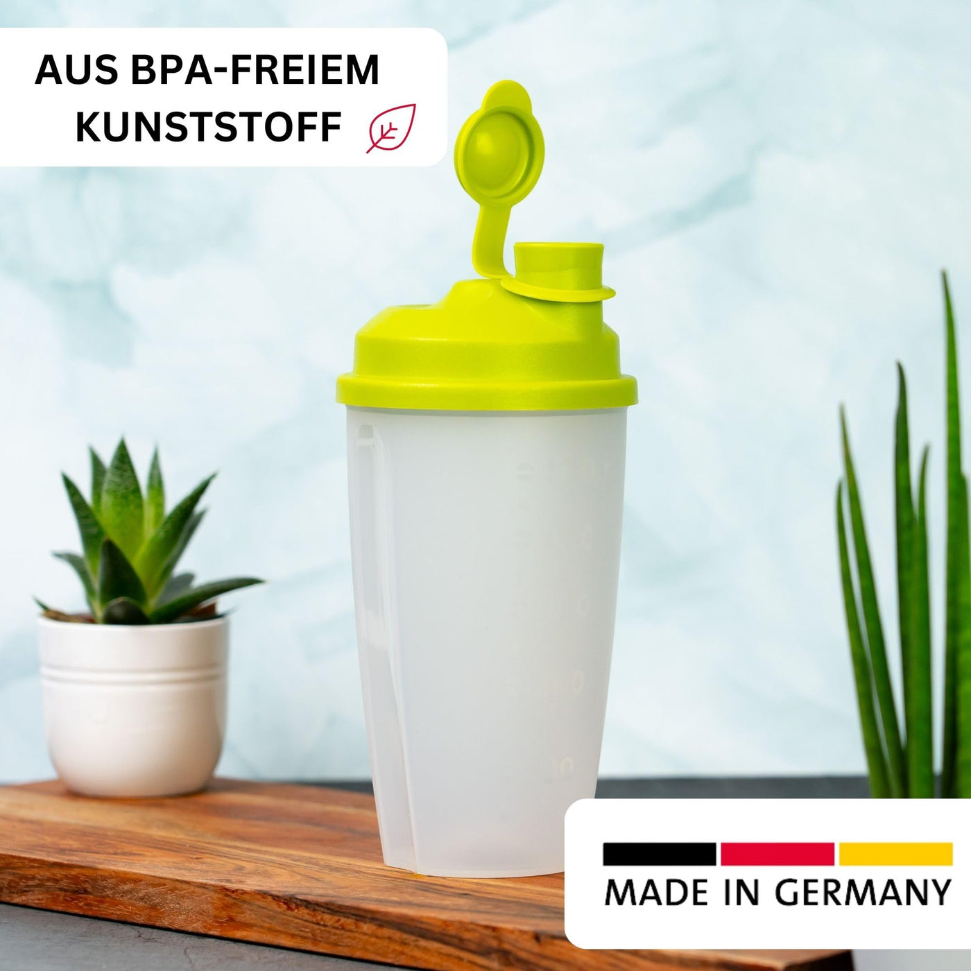 Westmark Mix- und Schüttelbecher/Dressingshaker mit Messskala, herausnehmbarer Mixscheibe und verschließbarem Ausgießer, Fassungsvermögen: 0,5l, Kunststoff, BPA-frei, Farbe: Transluzent/Grün, 2435227A