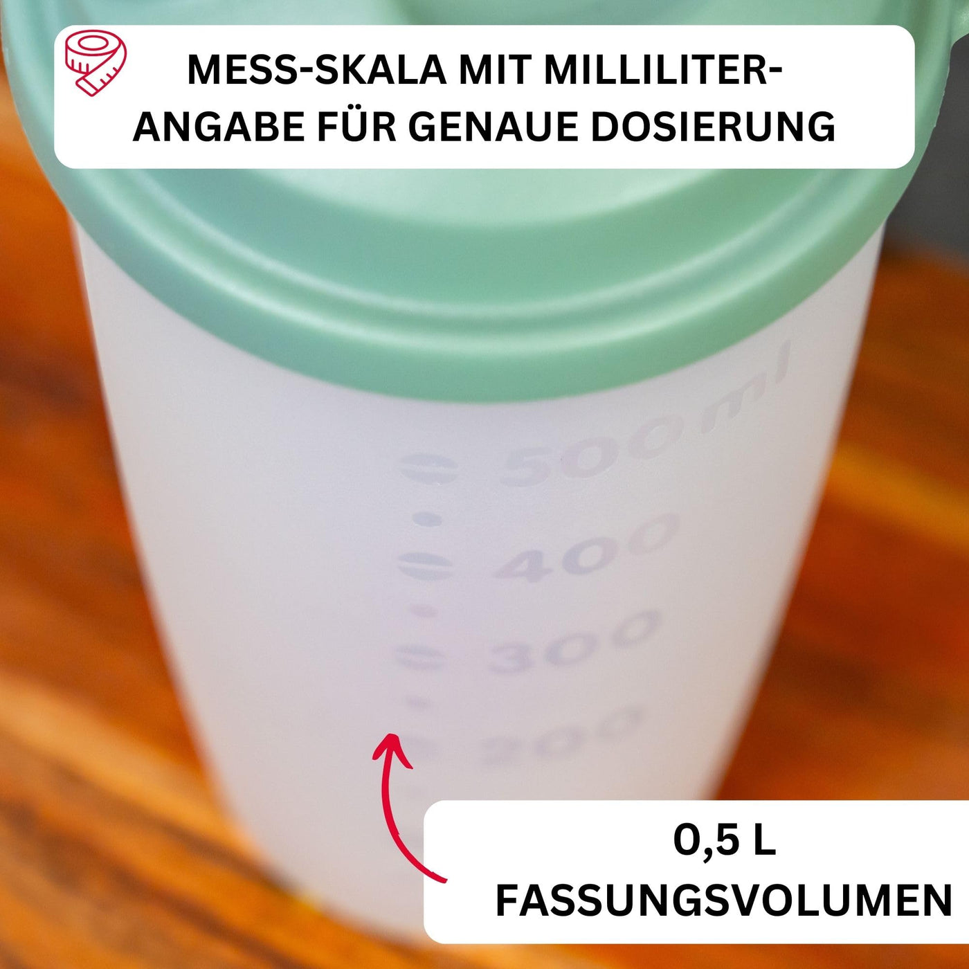 Westmark Mix-und Schüttelbecher/Dressingshaker mit Messskala, herausnehmbarer Mixscheibe und verschließbarem Ausgießer, Fassungsvermögen:0,5l,Kunststoff, BPA-frei,Farbe:Transluzent/Mint-Grün, 2435227M