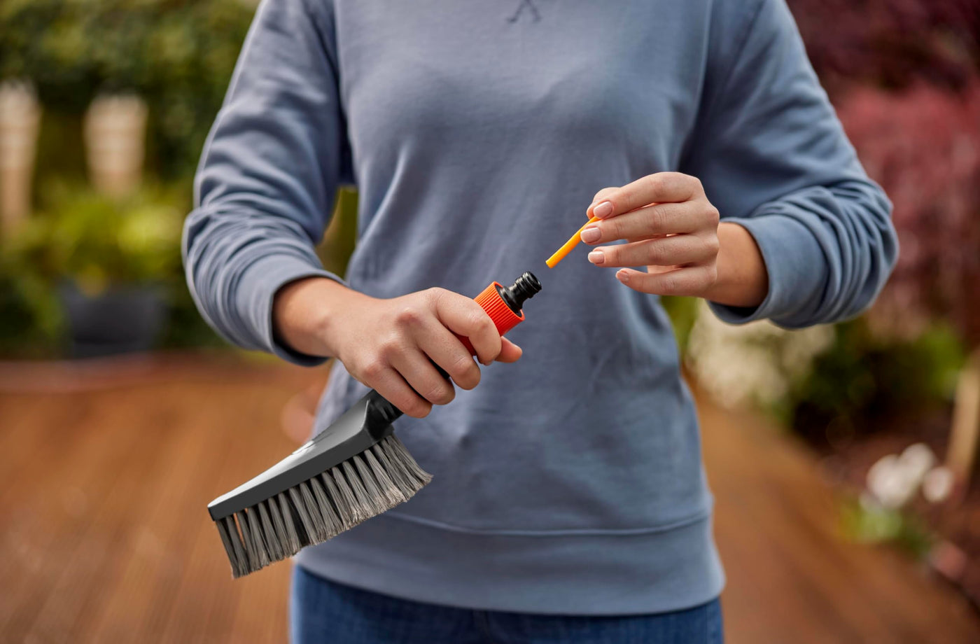 Gardena Cleansystem Wasch-Set mit Handbürste S soft: Reinigungsbürste für empfindliche Flächen und enge Stellen, mit Durchflussregulierung, inkl. Reinigungssticks zum effektiven Putzen (18860-20)