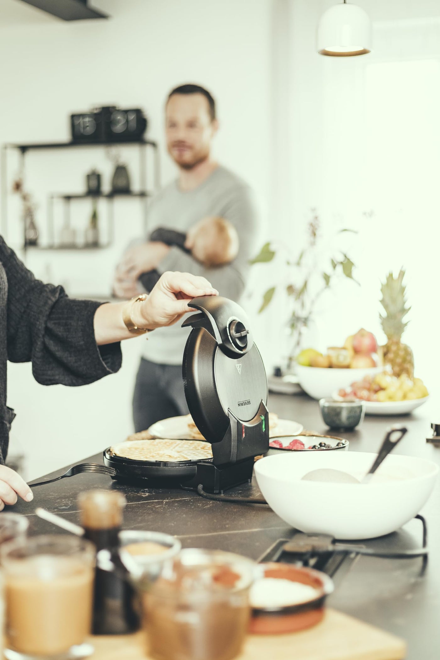 SEVERIN Waffeleisen, Waffeleisen mit Antihaftbeschichtung für klassische Herzwaffeln, platzsparendes Herzwaffeleisen, ca. 1.300 W Leistung, schwarz/ Edelstahl, WA 2103