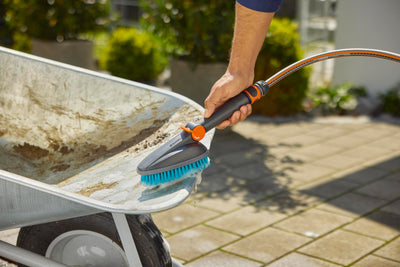 Gardena Cleansystem Handbürste M Hard: Reinigungsbürste mit Schlauchanschluss, für kleinere und unempfindliche Oberflächen, praktische 1-Hand-Bedienung, mit Durchflussregulierung (18846-20)