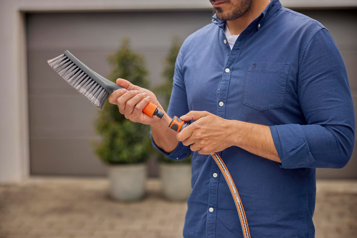 Gardena Cleansystem Wasch-Set mit Handbürste S soft: Reinigungsbürste für empfindliche Flächen und enge Stellen, mit Durchflussregulierung, inkl. Reinigungssticks zum effektiven Putzen (18860-20)