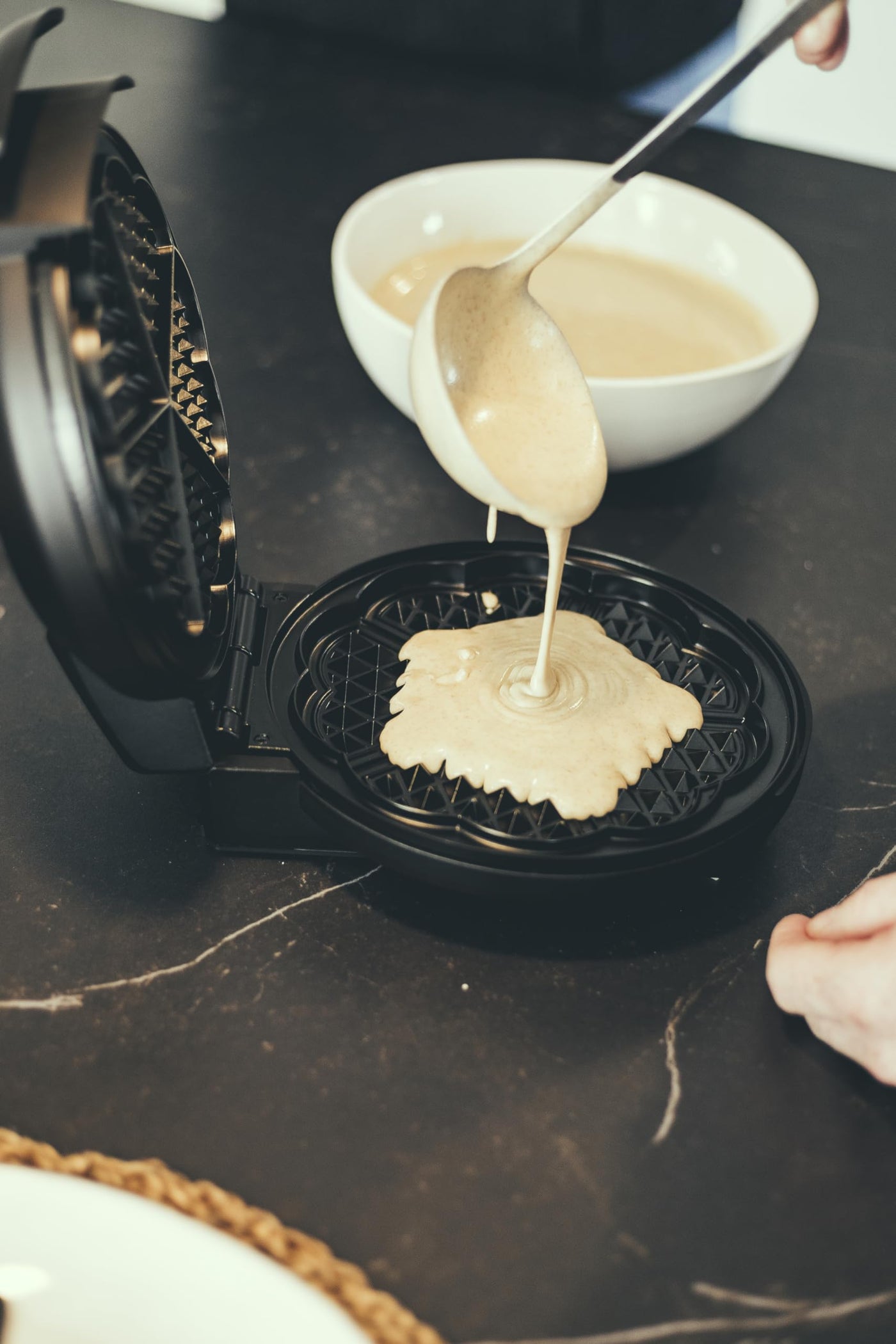 SEVERIN Waffeleisen, Waffeleisen mit Antihaftbeschichtung für klassische Herzwaffeln, platzsparendes Herzwaffeleisen, ca. 1.300 W Leistung, schwarz/ Edelstahl, WA 2103