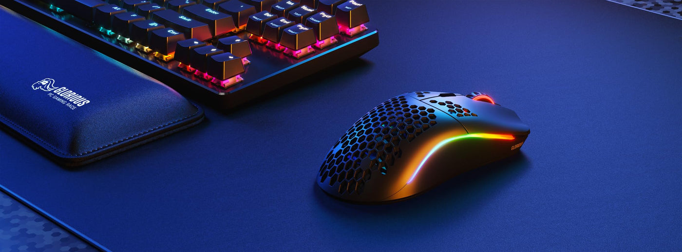 Glorious Gaming Model O Wireless Gaming Mouse – Superleichte 69 g, Wabendesign, RGB-Beleuchtung, beidhändig, verzögerungsfreier 2,4-GHz-Funk, bis zu 71 Stunden Akku – Mattschwarz