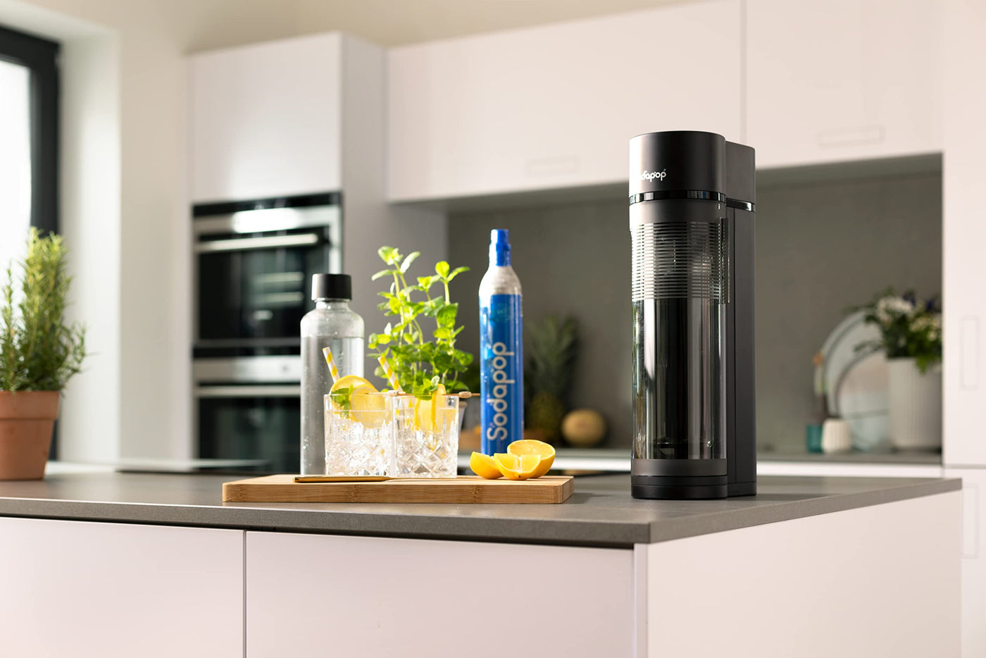 Sodapop Wassersprudler Logan Starterset mit CO₂-Zylinder, inkl. 2 Glasflaschen (850 & 600 ml) und 1 PET-Flasche (850 ml), Matt Schwarz, Höhe 42,6 cm