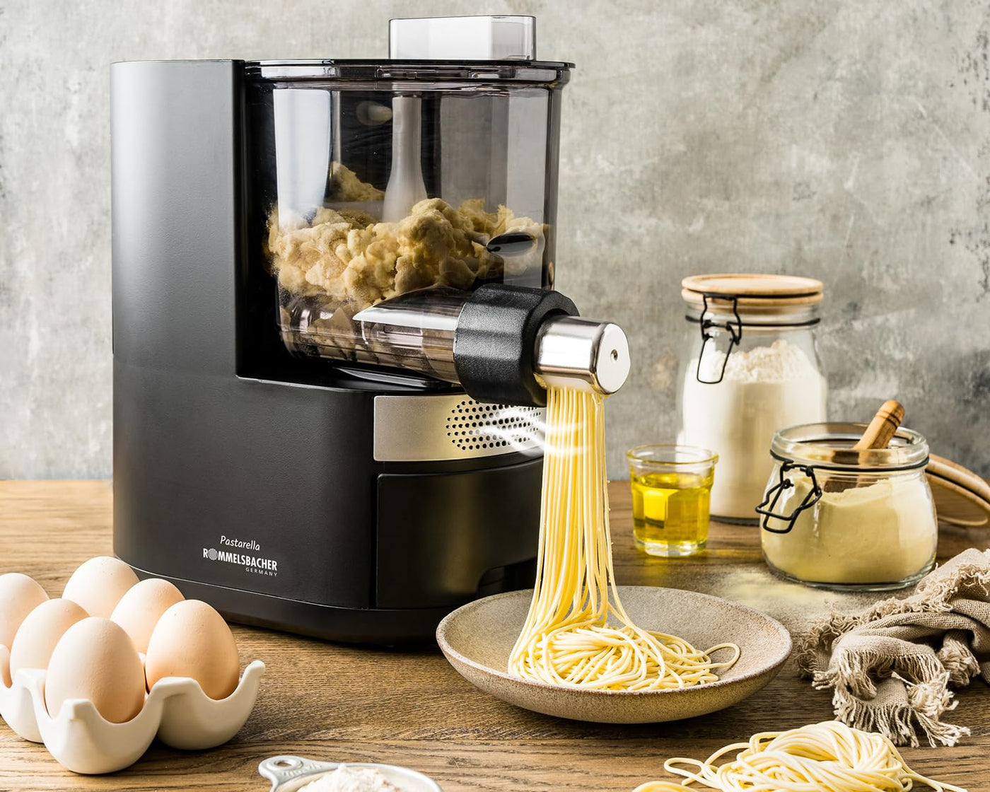 ROMMELSBACHER Elektrische Nudelmaschine PM 220 – bis zu 800 g frische Pasta, integrierte Waage, gesteuerte Wasserzufuhr, 6 vollautomatische Programme, Edelstahl Pressschnecke, 7 Nudelformen, Lüfter