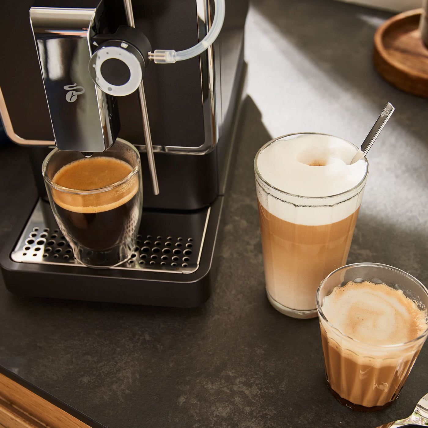 Tchibo Kaffeevollautomat Esperto Pro mit One Touch Funktion für Caffè Crema, Espresso und Milchspezialitäten, Anthrazit - INKLUSIVE Kaffeeprobierset GRATIS