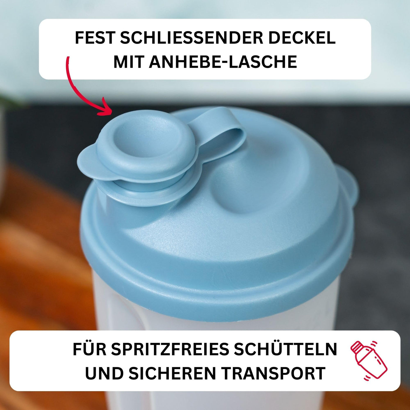 Westmark Mix- und Schüttelbecher/Dressingshaker mit Messskala, herausnehmbarer Mixscheibe und verschließbarem Ausgießer, Fassungsvermögen: 0,5l, Kunststoff, BPA-frei, Farbe: Transluzent/Blau, 2435227B