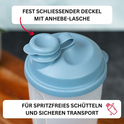 Westmark Mix- und Schüttelbecher/Dressingshaker mit Messskala, herausnehmbarer Mixscheibe und verschließbarem Ausgießer, Fassungsvermögen: 0,5l, Kunststoff, BPA-frei, Farbe: Transluzent/Blau, 2435227B