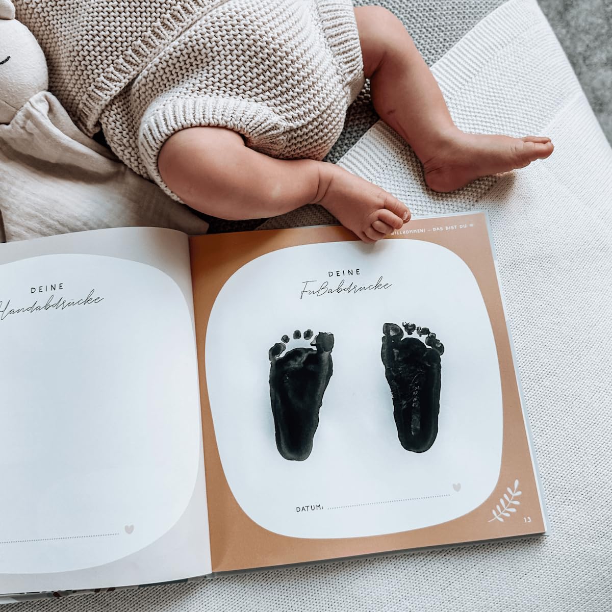 Lebenskompass Babyalbum Mein erstes Jahr "PURE" mit über 75 Stickern & Spruchkarte EXTRA - Ein Baby Buch zum Eintragen - Das Babytagebuch & Erinnerungsbuch für Mädchen & Jungen