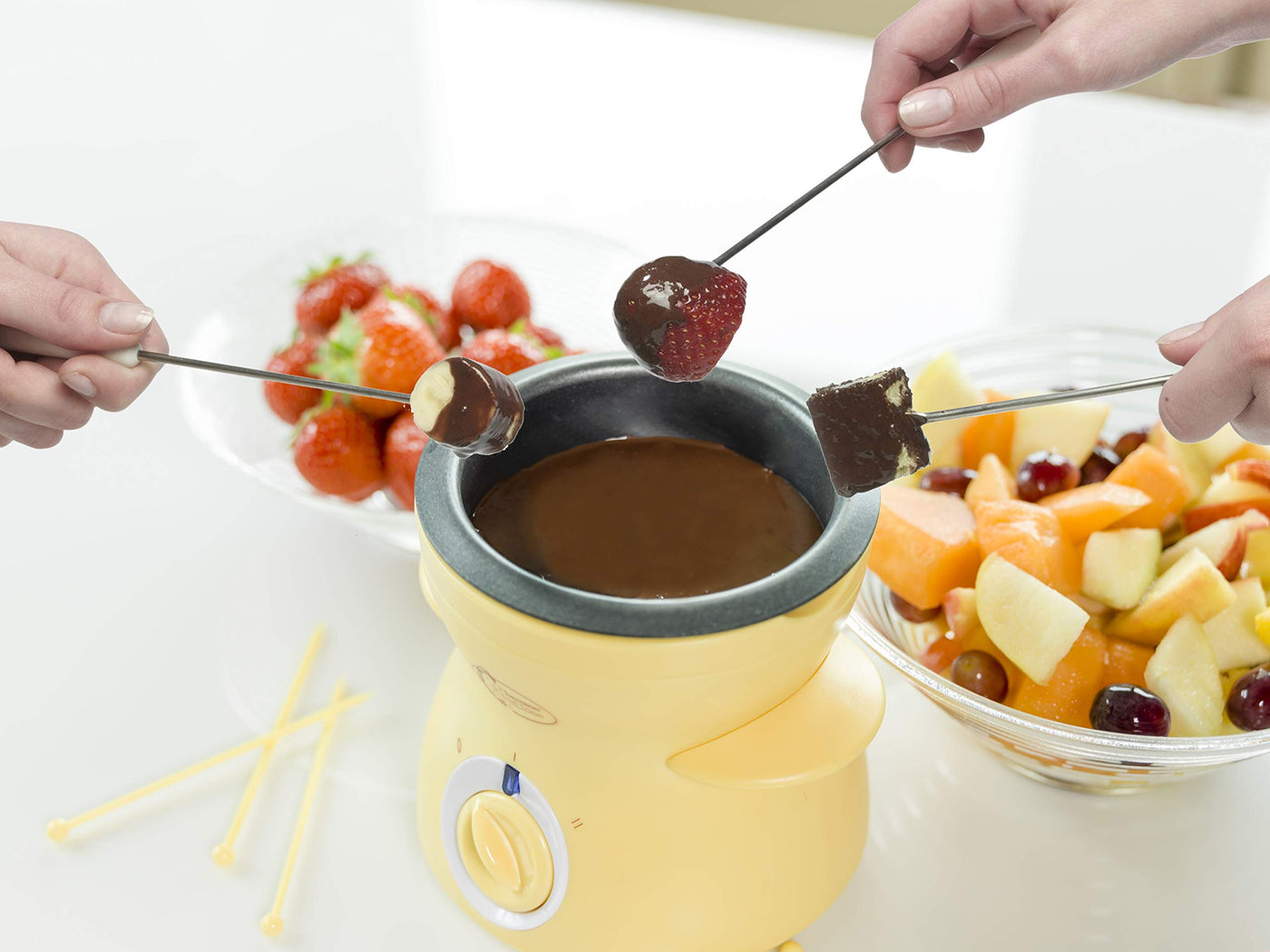 Bestron Schokoladen-Fondue für 2 Personen, Mini-Schokofondue-Set, inkl. 10xSpieße, 10xGabeln und 1xSpatel, 25Watt, Gelb