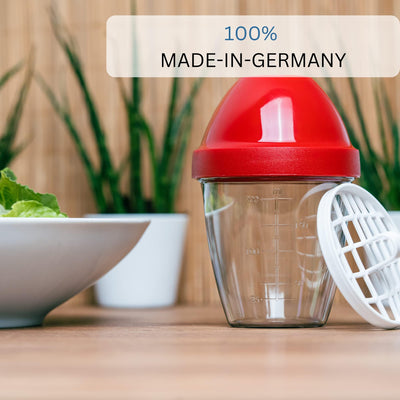 Westmark Schüttelbecher - Dressingshaker mit herausnehmbarer Mixscheibe, Fassungsvermögen: 0,25 l, Höhe: 12,8 cm, Kunststoff, BPA-freier Mixbecher (Klar/Rot)