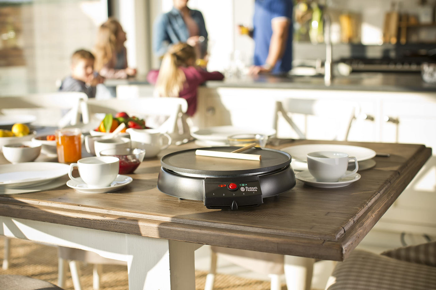 Russell Hobbs Crêpes Maker [Ø30cm, antihaftbeschichtete Platte, inkl. Teigverteiler & Wender] Fiesta Elektrogrill (für Crepes, Pancakes, Galettes & Burritos, Taccos, 1000W) Tischgrill 20920-56