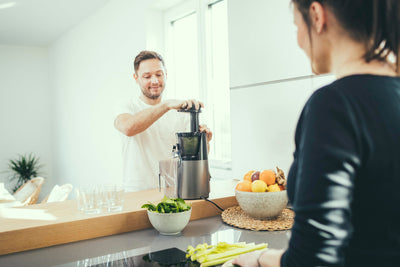 SEVERIN Slow Juicer – Entsafter für Saft, Sorbet, Eis, Marmelade uvm., elektrische Saftpresse aus Edelstahl, einfache Reinigung dank Easy-Clean Konzept, 1L Auffangbehälter, 150 Watt, ES 3571