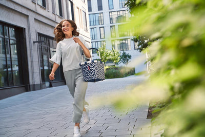 reisenthel carrybag in Signature Navy – Stabiler Einkaufskorb mit viel Stauraum und praktischer Innentasche – Elegantes und wasserabweisendes Design