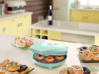 Bestron Donut Maker im Retro Design, Mini-Donut Maker für 7 kleine Donuts, inkl. Backampel & Antihaftbeschichtung, 700 Watt, Farbe: Mint