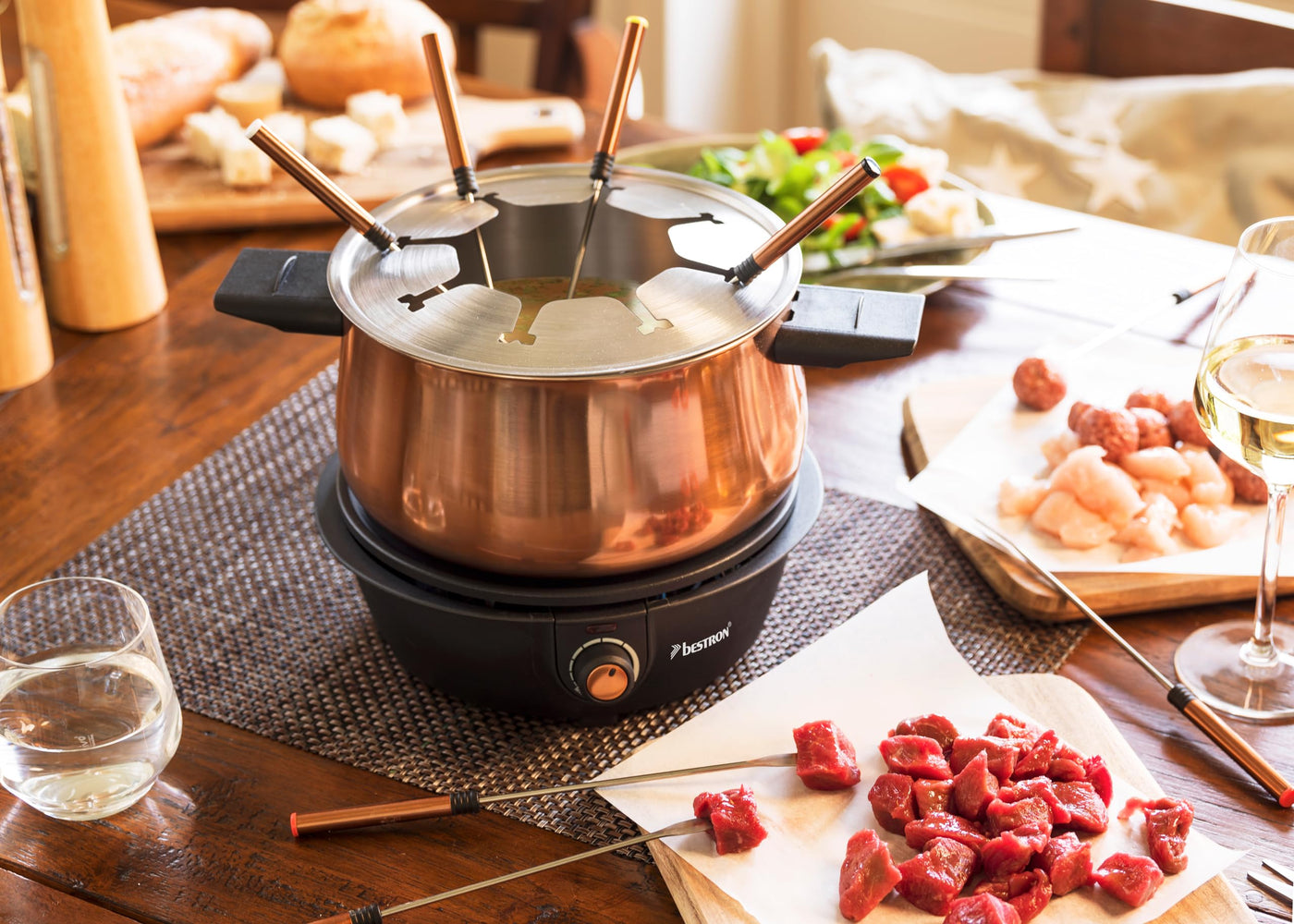 Bestron elektrische Fondue Set für bis zu 8 Personen, mit 8x Fonduegabeln & stufenlosen Thermostat, inkl. Spritzschutz, Farbe: Kupfer