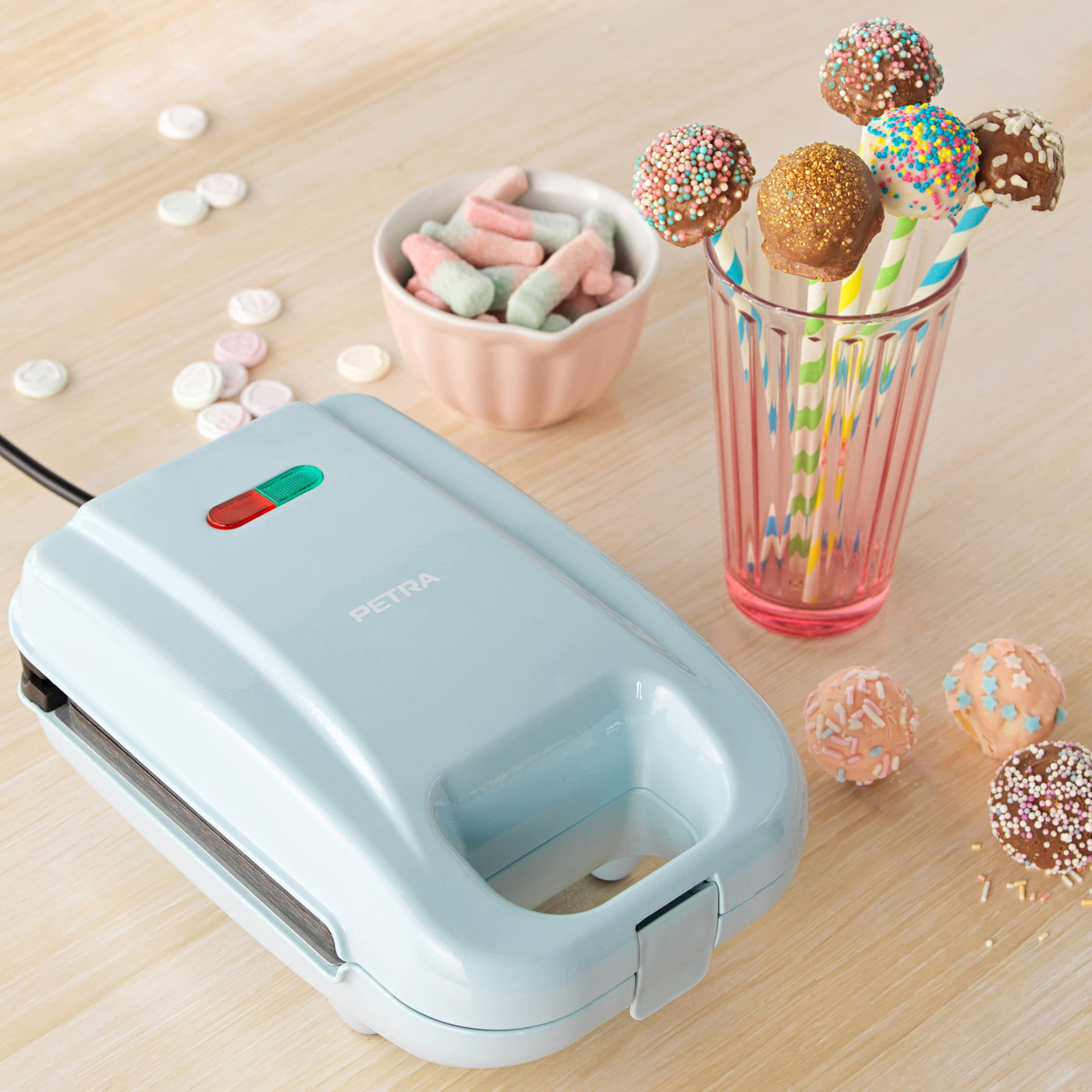 Petra PT4943BLNVDEEU7 kompakter Multifunktionsgerät 3 in 1 Mini Treat Maker, Donuts, Cake Pops & Waffeln, Party Gebäckmaschine, leicht zu reinigende herausnehmbare Antihaftplatten, 650W, pastellblau