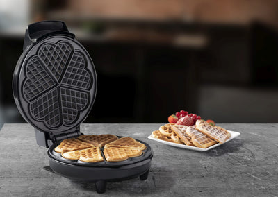 Bestron Waffeleisen für klassische Herzwaffeln, Waffelautomat mit Antihaftbeschichtung für Waffeln in Herzform, 700 Watt, Farbe: Kupfer