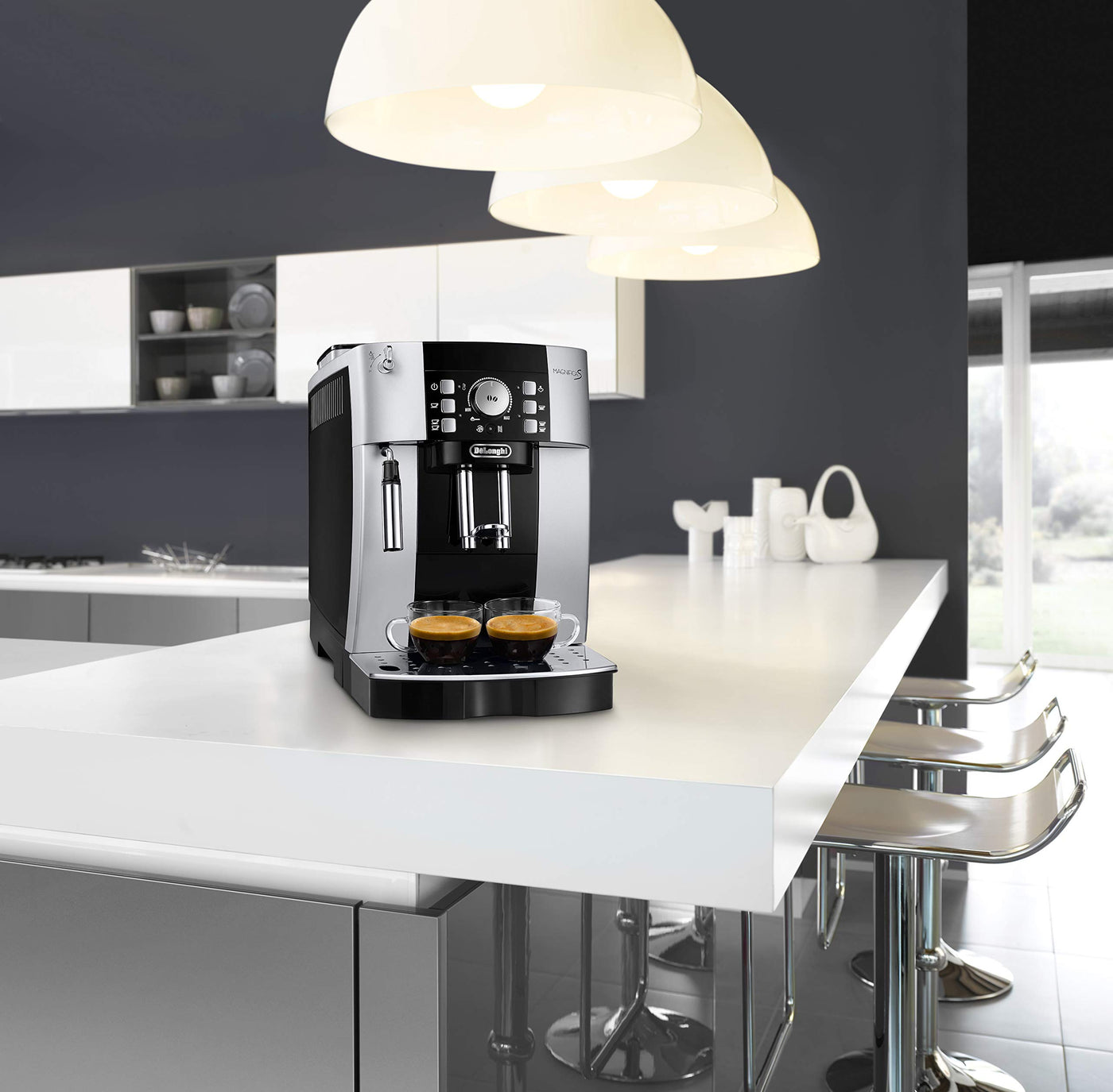 De'Longhi Magnifica ECAM 21.116.SB Kaffeevollautomat mit Milchaufschäumdüse für Cappuccino, mit Espresso Direktwahltaste, 2-Tassen-Funktion, großer 1,8 Liter Wassertank, Silber/Schwarz