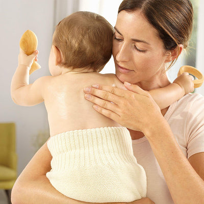 WELEDA Bio Baby Calendula Pflegeöl parfümfrei - veganes Naturkosmetik Babyöl mit Sesamöl zur Pflege & Massage von Babys. Körperöl zum Schutz vor Hautreizungen, Wundwerden & trockener Haut (1x200ml)