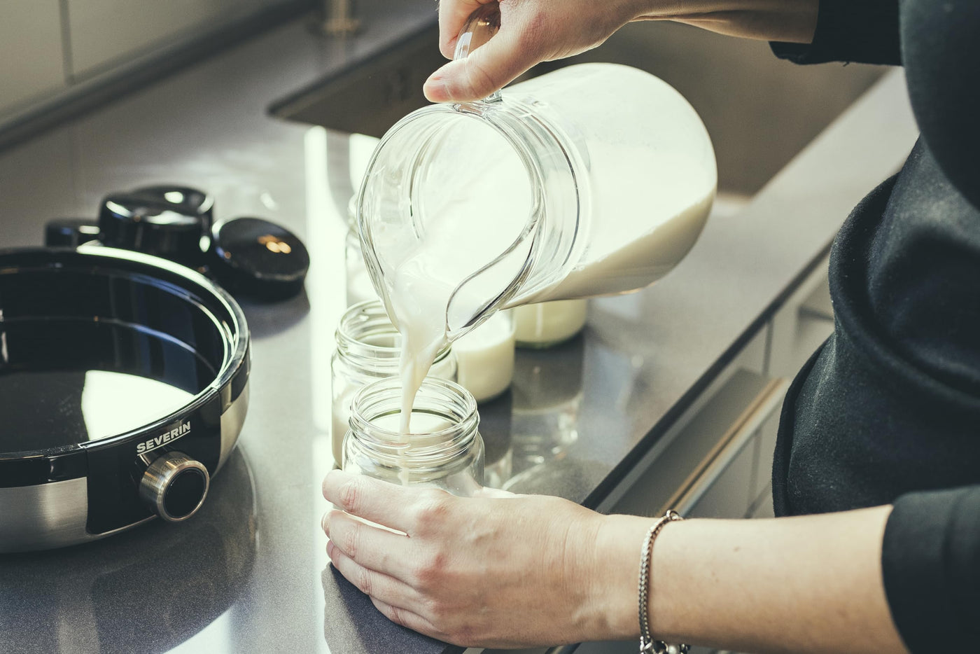 SEVERIN Joghurtbereiter, digitale Joghurtmaschine mit 5 Automatik-Programmen für selbstgemachten Joghurt, enthält 7 Joghurtgläser mit Deckel, BPA-frei, JG 3521