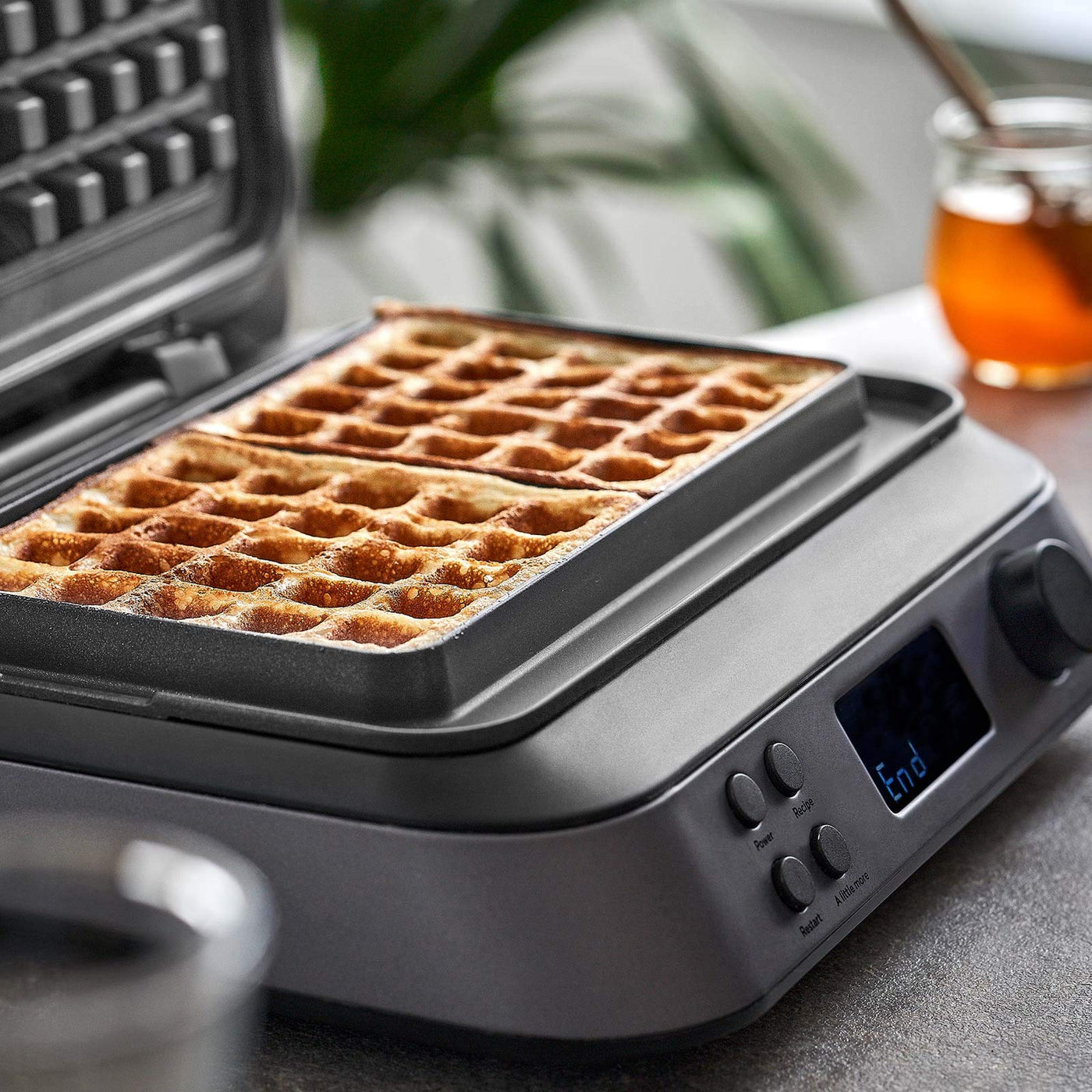 SPRINGLANE Waffeleisen Wanda 1600 W, Doppelwaffeleisen für Belgische Waffeln, Praktische Überlaufrille, Display zur Anzeige der Backfarbe