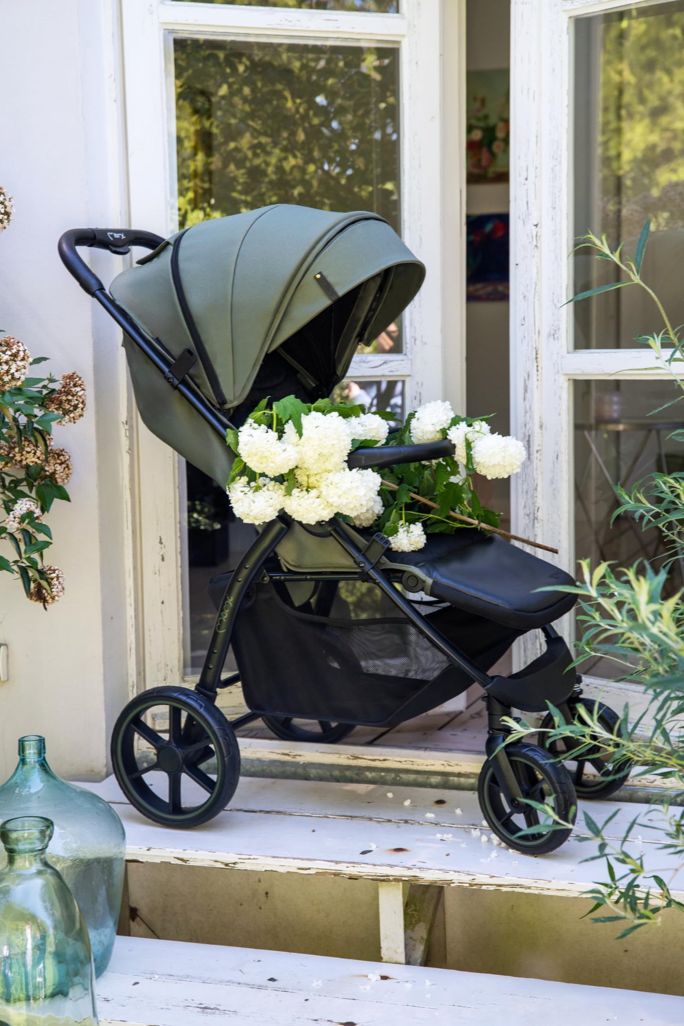 MoMi MIYA EVA, Kinder-Buggy Kinderwagen ab dem 6. Monat (bis 22 kg), regulierbarer 5-Punkt-Sicherheitsgurt, Einkaufskorb, Fußsack, Getränkehalterung, Regenschutz und Insektenschutz