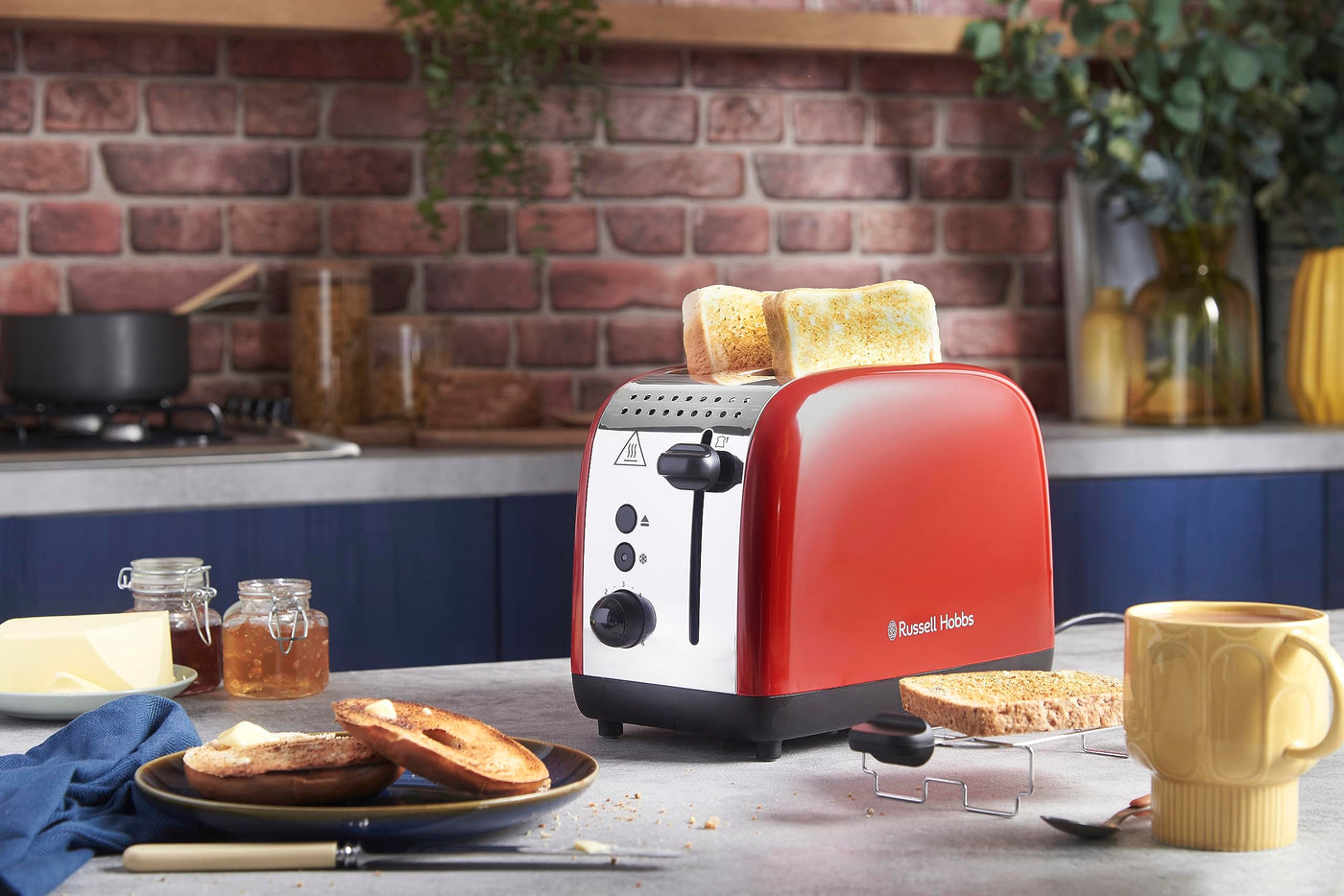 Grille-pain Russell Hobbs [pour 2 tranches] Colours Plus Acier inoxydable Rouge (fentes de toast extra larges, y compris chauffe-petits pains, 6 niveaux de brunissage + fonction décongélation, fonction Lift &amp; Look, 1600 W) 26554-56